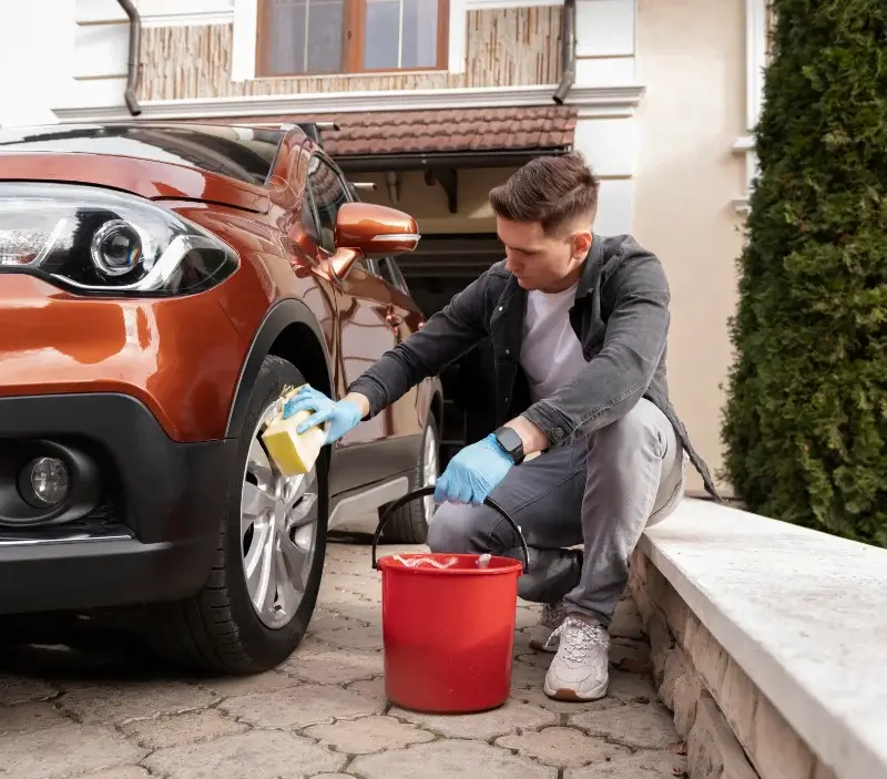 Lavage auto à domicile Tourouzelle : professionnel intervenant sur un véhicule
